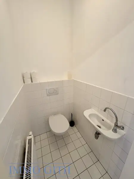 UNBEFRISTETE, GEPFLEGTE 1,5 ZIMMER-WOHNUNG MIT GEMEINSCHAFTSTERRASSE ZU MIETEN!