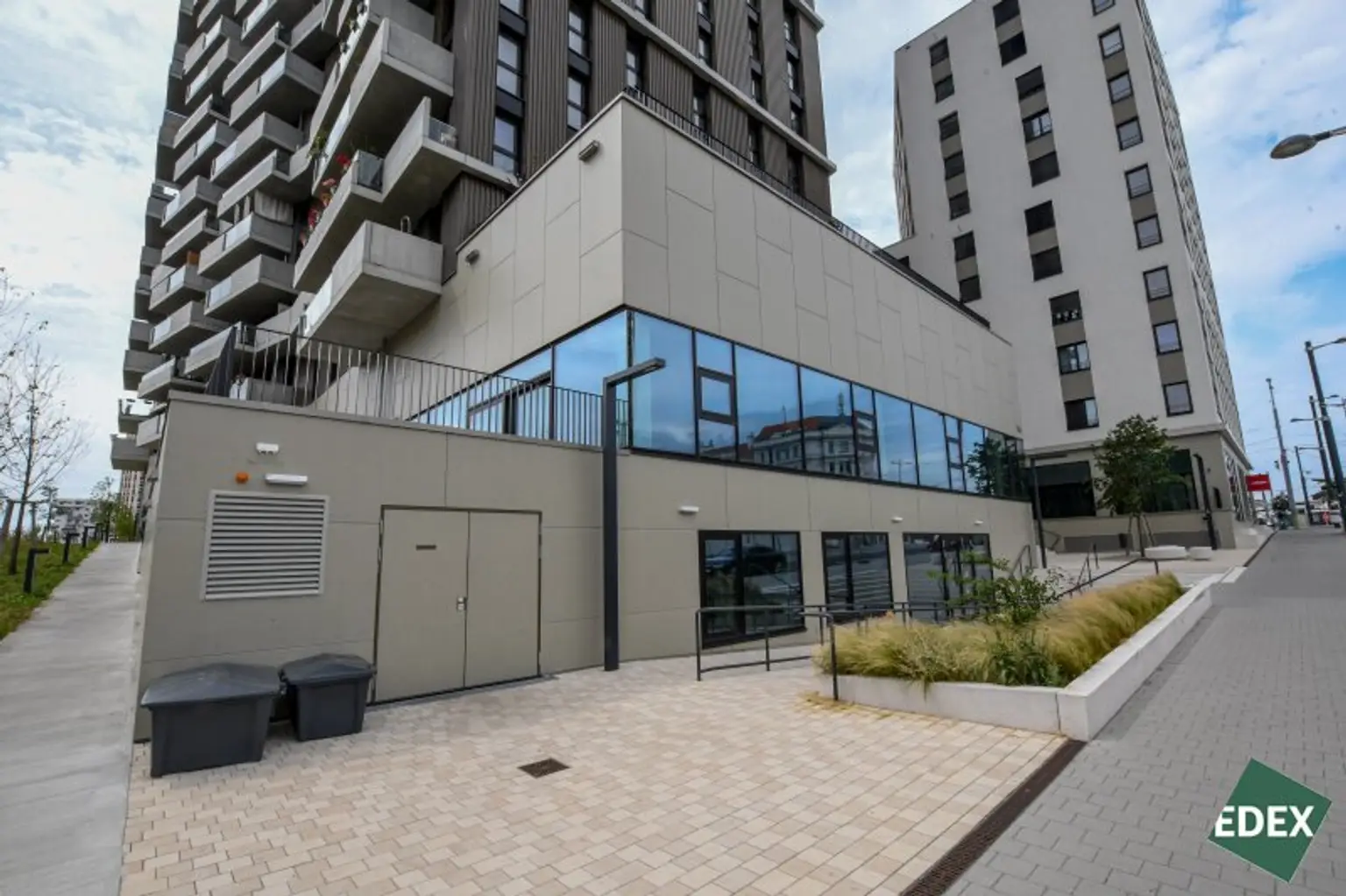 Erstbezug | Moderne Gewerbefläche mit hoher Sichtbarkeit und Terrasse auf zwei Etagen - unbefristet