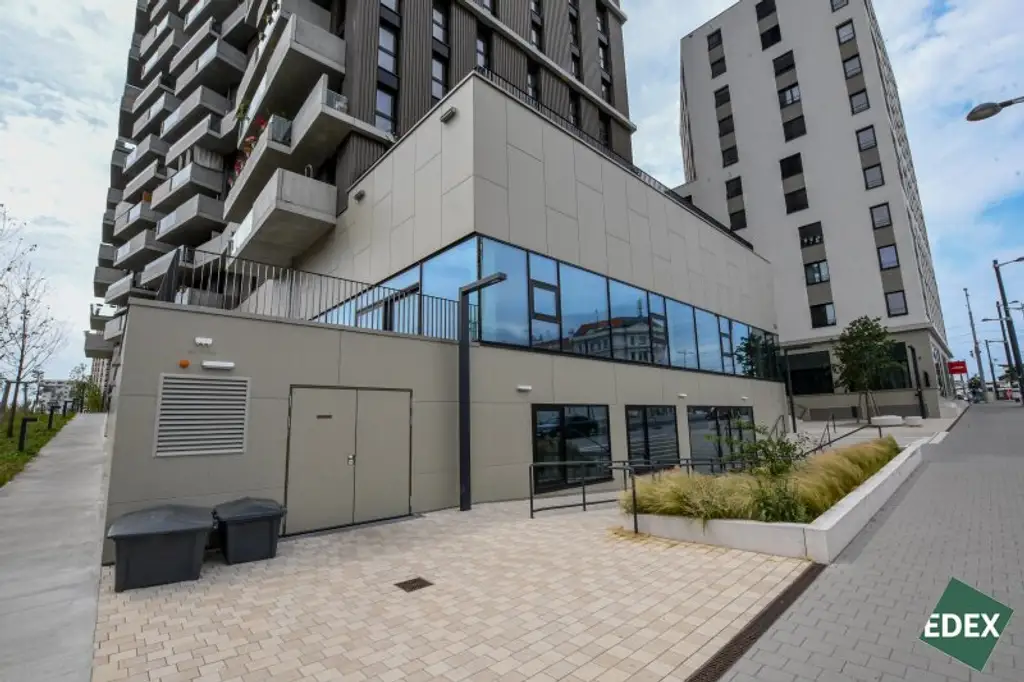 Erstbezug | Moderne Gewerbefläche mit hoher Sichtbarkeit und Terrasse auf zwei Etagen - unbefristet