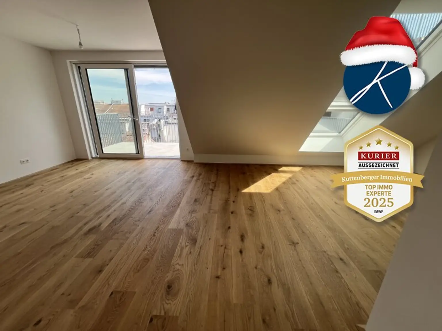 Wohnzimmer mit Balkonausgang