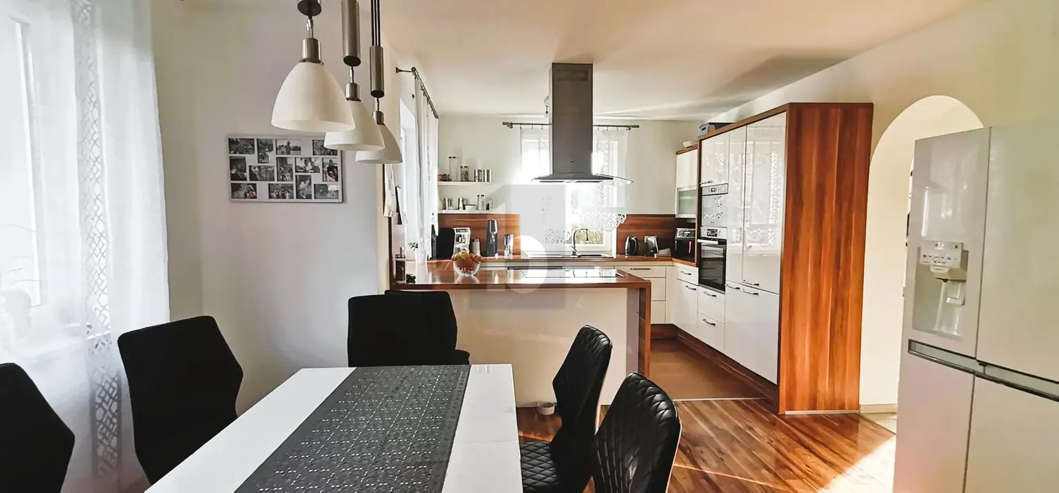 GROSSZÜGIGER FAMILIENHIT MIT GARTEN UND POOL