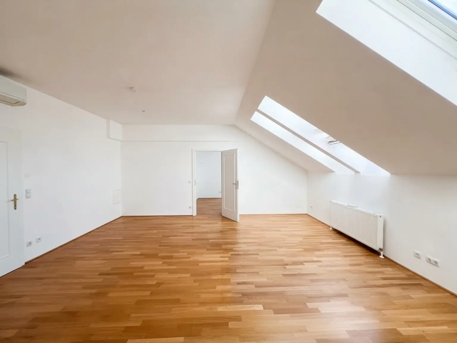 UNBEFRISTET: Klimatisierte 2-Zimmer Dachgeschosswohnung nahe Belvedere