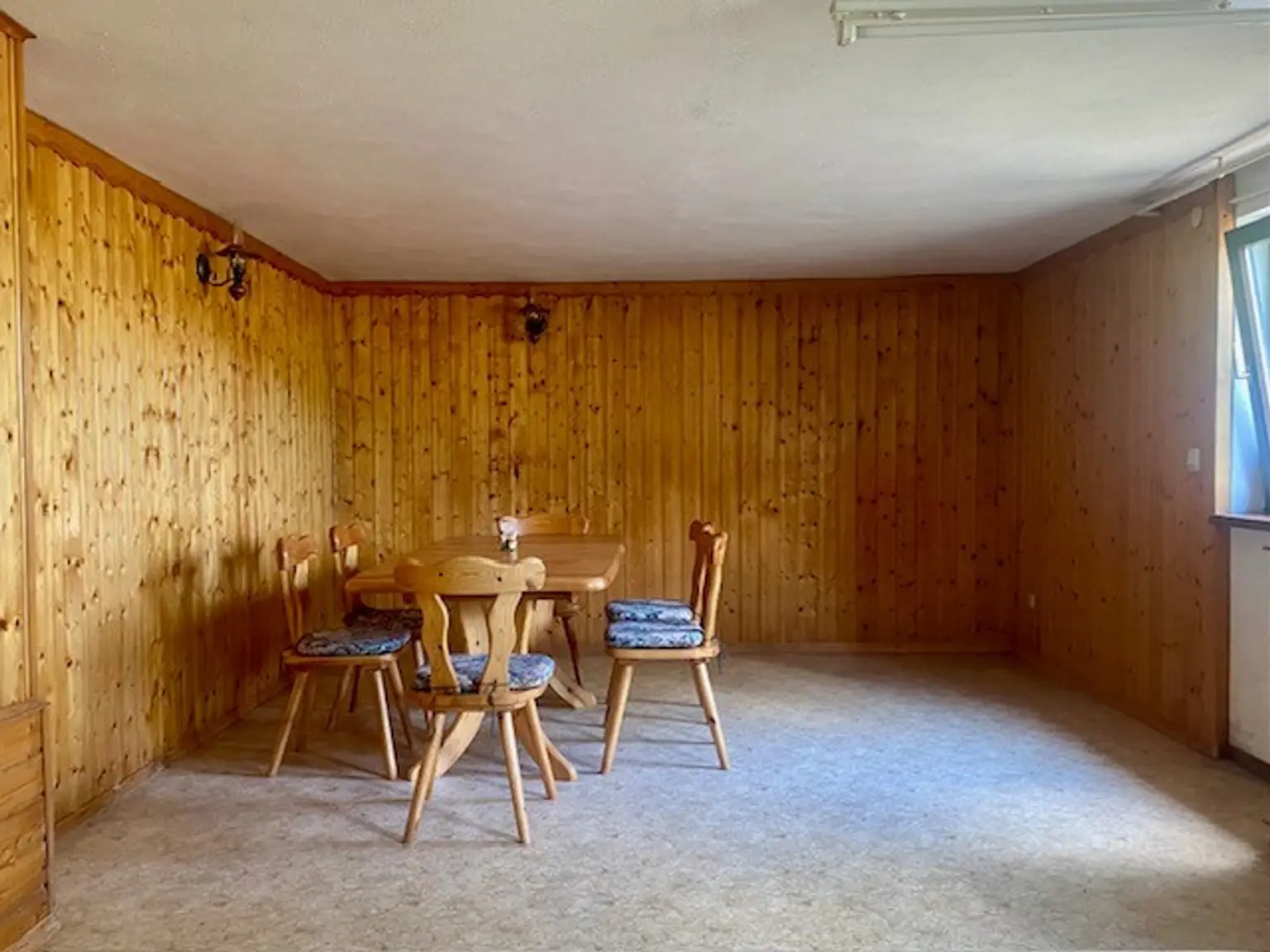 geräumiger Keller- und Hobbyraum