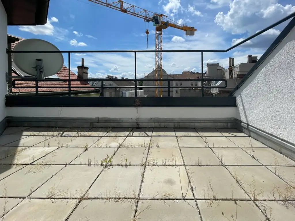 REVITALISIERTES ZINSHAUS: generalsanierte 3-Zimmerwohnung im klimatisiertem DG