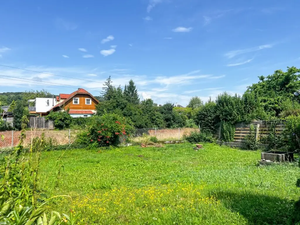 Romantisches Wienerwaldhäuschen aus der Jahrhundertwende mit blühender Gartenromantik