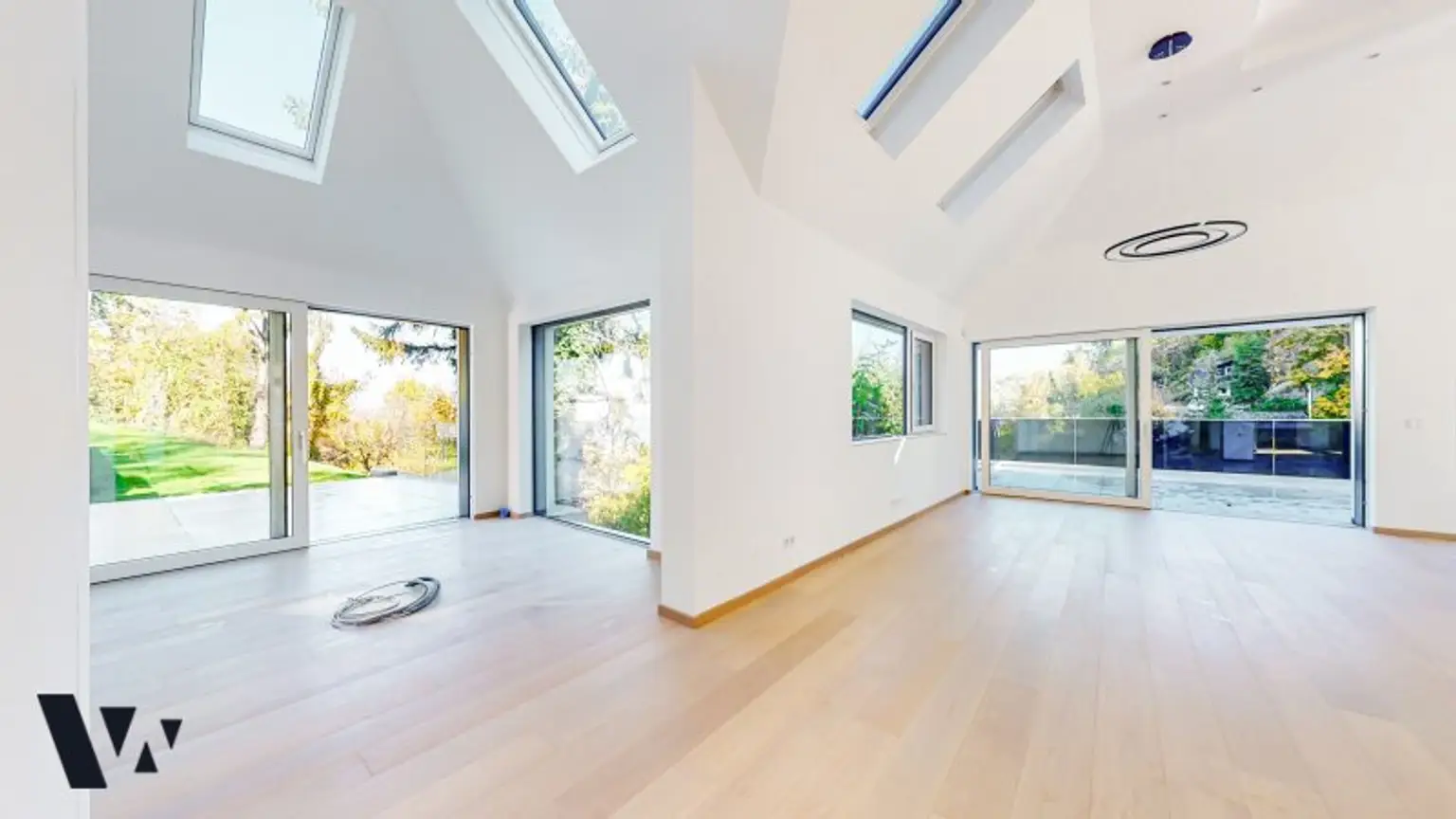 EINZIGARTIGE VILLA MIT INFINITY-POOL & BLICK ÜBER DIE DONAU