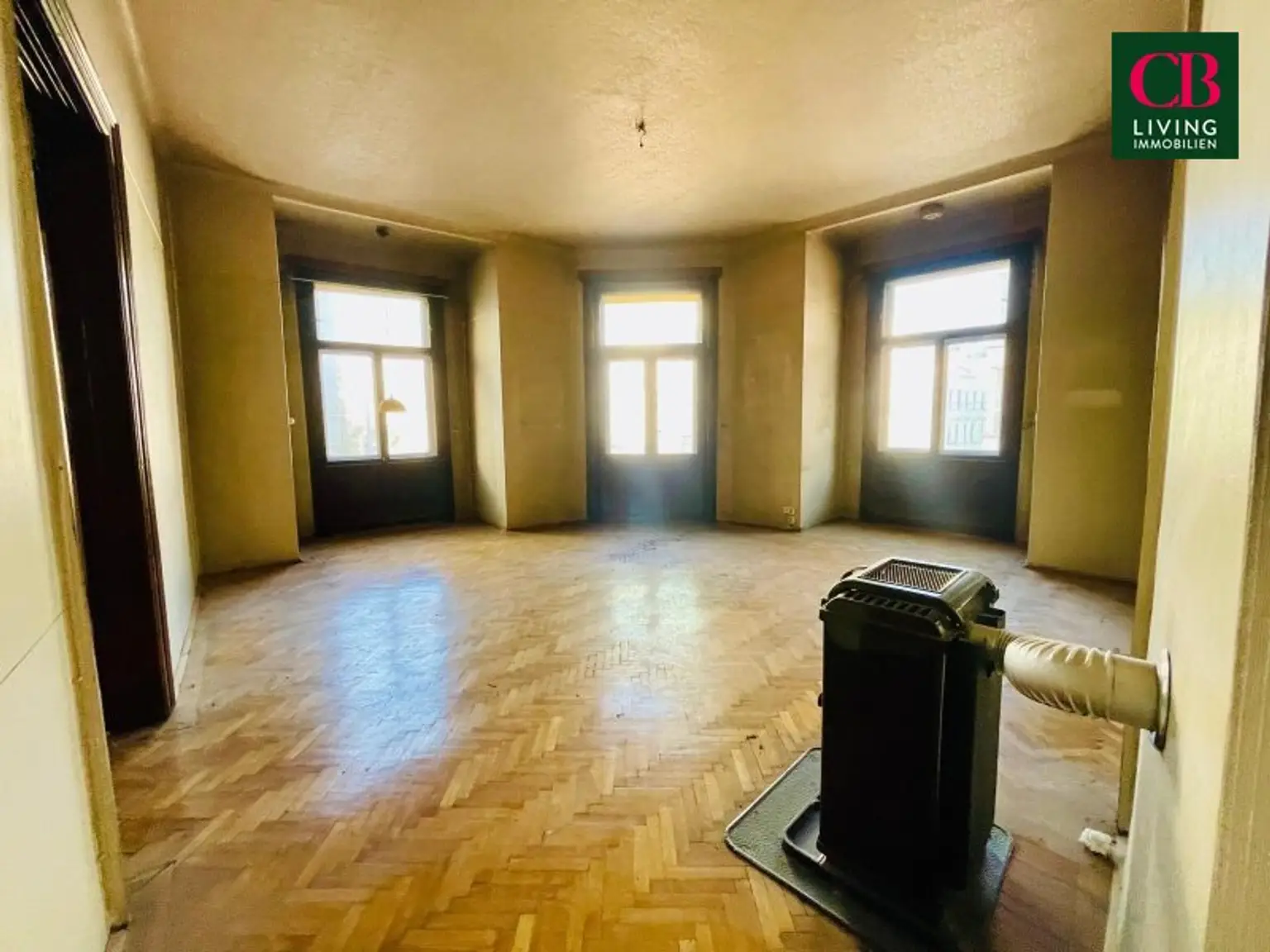 SANIERUNGSBEDÜRFTIGE WOHNUNG IM REPRÄSENTATIVEN JAHRHUNDERTWENDEHAUS