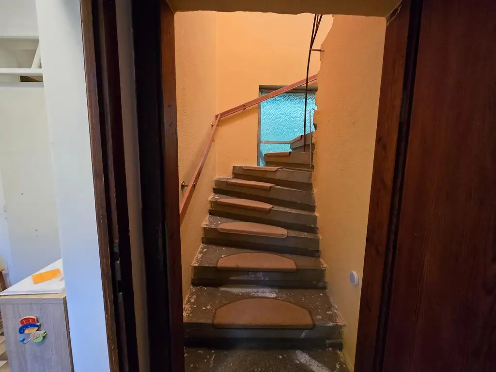 Haus mit zwei Wohneinheiten und Gartenidylle