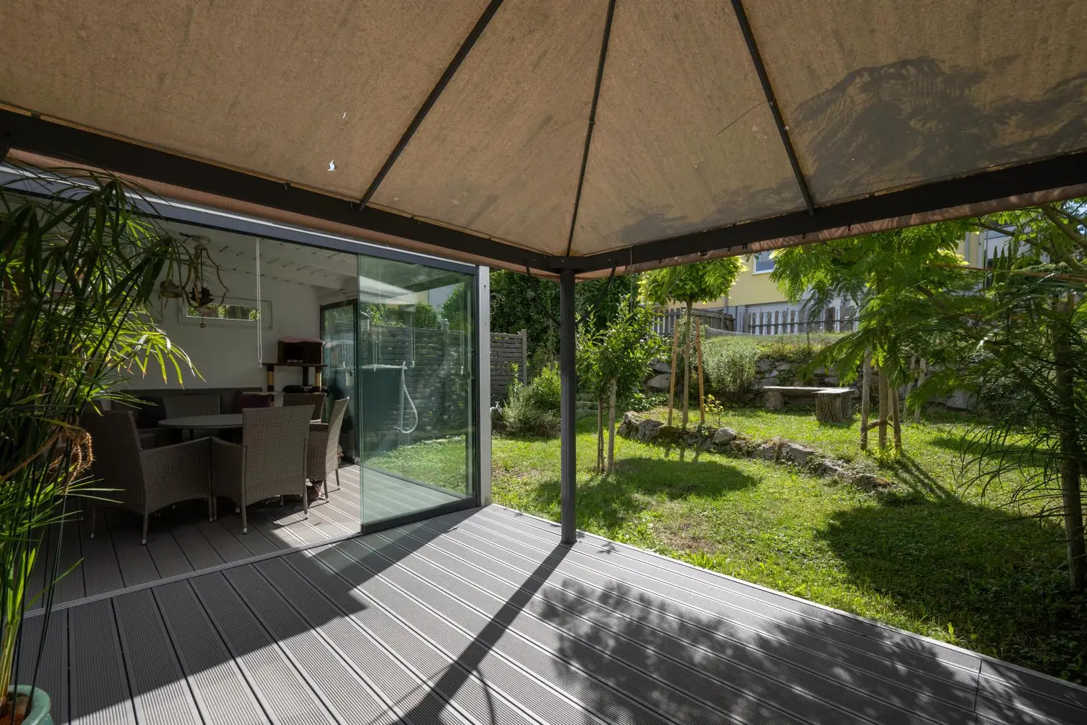 Gartenbereich mit Wintergarten und Terrasse