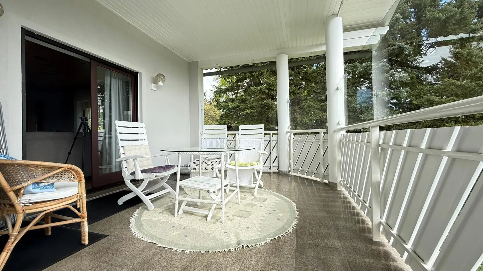 überdachter großer Balkon