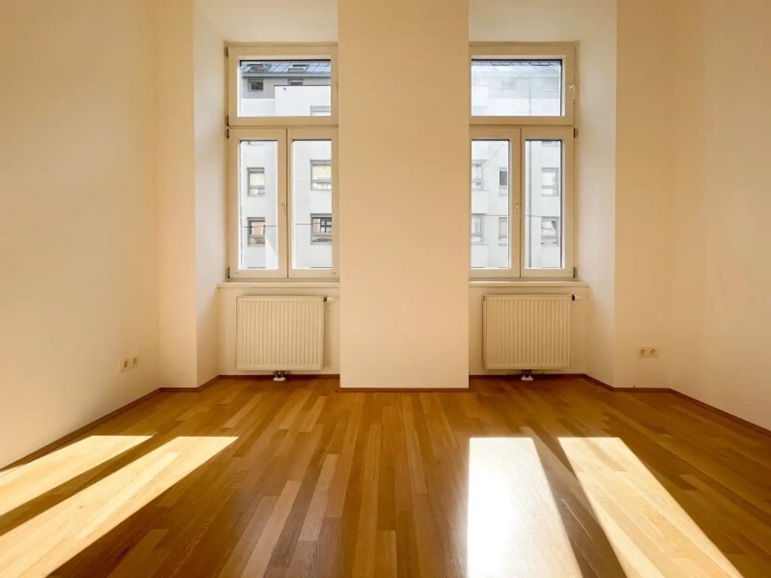 ALTBAUWOHNUNG MIT HOFSEITIGEM BALKON: 3 Zimmer inkl. Küche
