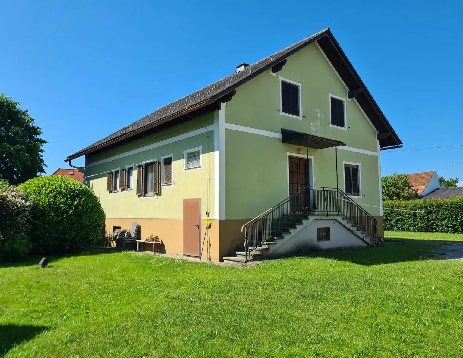 Großzügige Hofstelle im Bauland mit Wohnhaus sowie vier weitere Nebengebäude in zentraler Lage