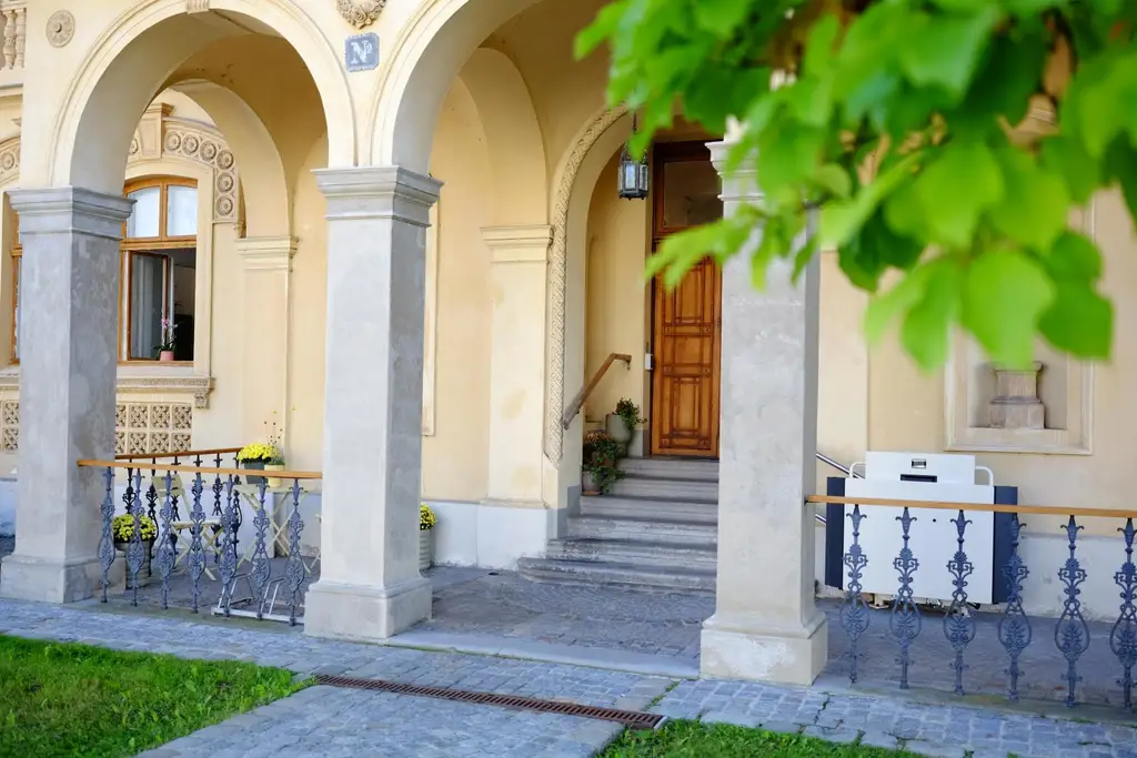 Historische Villa ALMEROTH im Stadtzentrum- Wohnen auf 250 m2 im OG plus 4 Untermieter