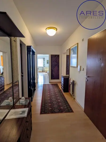 Zentrale Eigentumswohnung mit Loggia, WG-geeignet