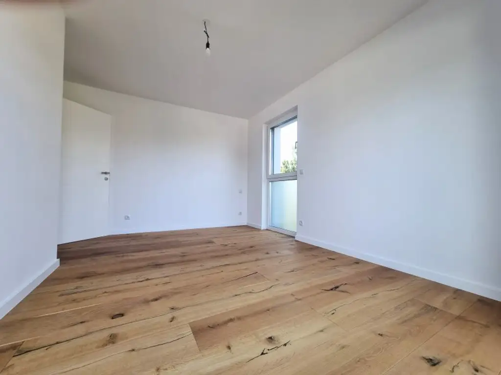 Modern und komfortabel: Erstbezug mit Terrasse, Garten, zwei Balkonen, drei Badezimmern, Dachterrasse und eigenem PKW-Stellplatz.