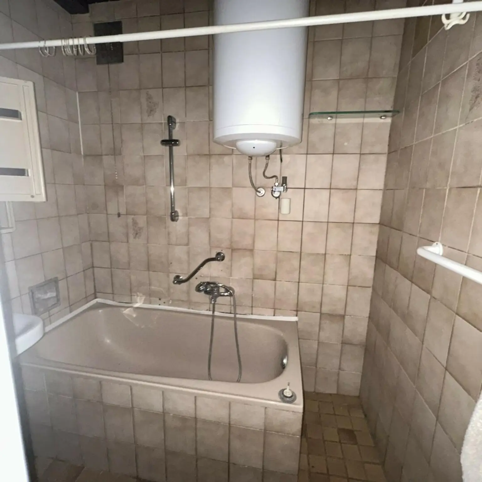 Sanierungsbedürftige 4 Zimmer Wohnung mit Potential