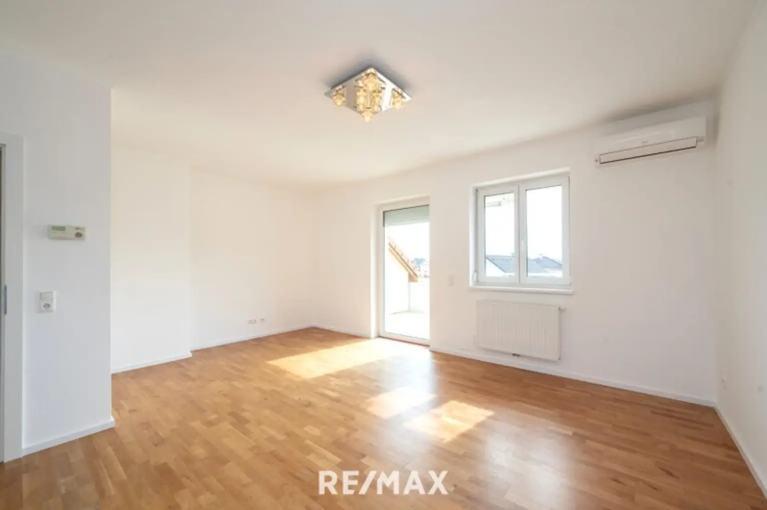 Wohnbereich mit Ausgang zur Terrasse