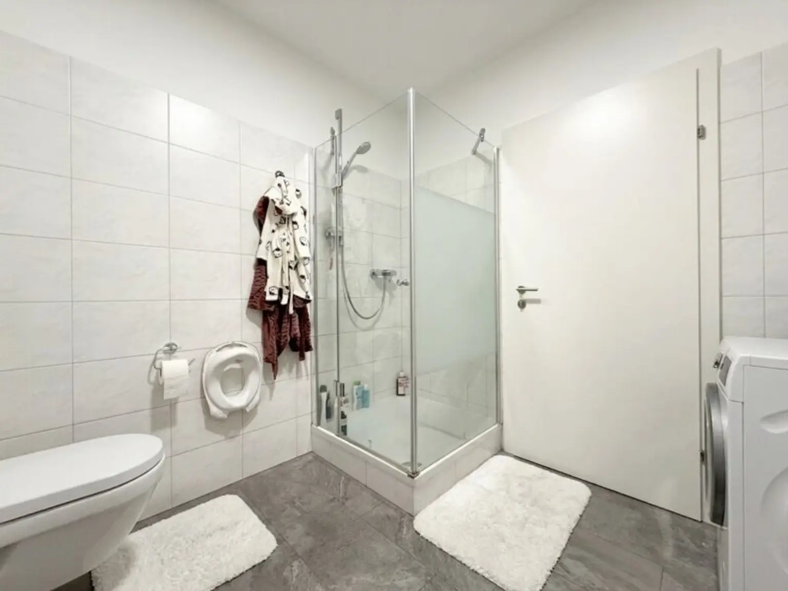 Bad mit Dusche + WC