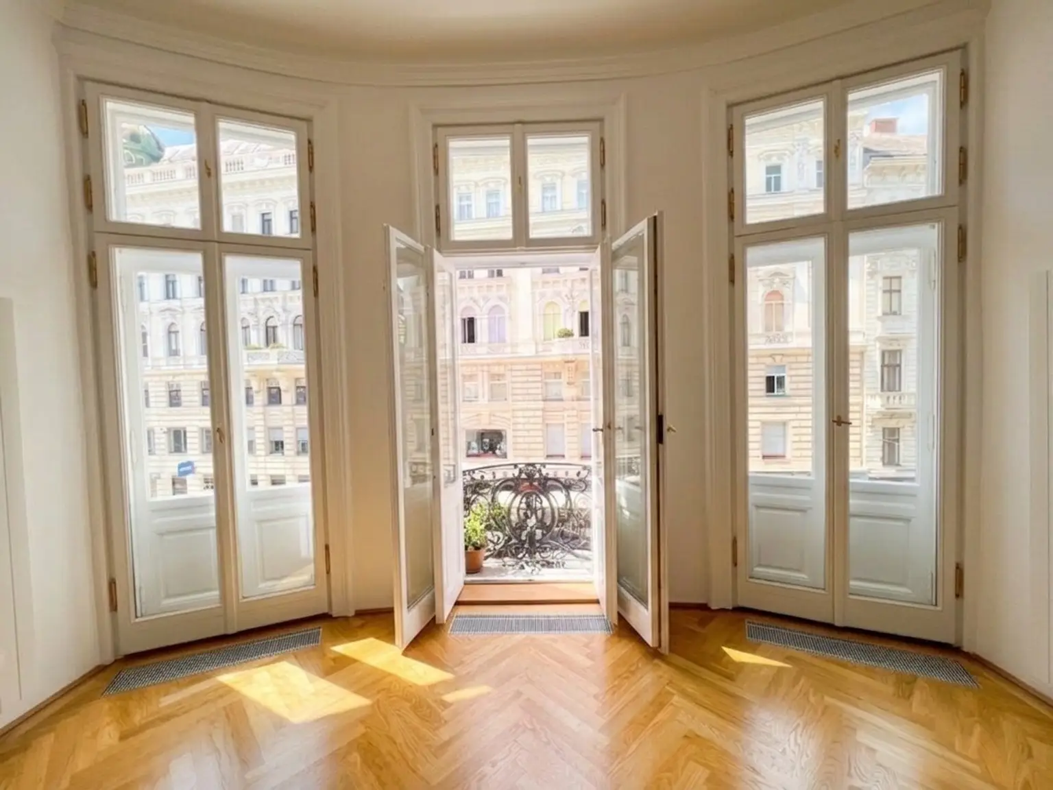 Prunkvolle Altbau-Wohnung im repräsentativen Haus / Wonderful apartment in a representative building