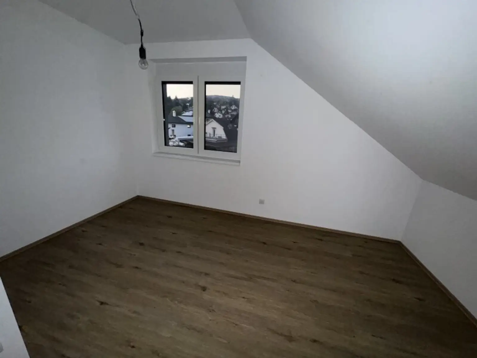GROßZÜGIGE 4-ZIMMER DACHGESCHOSSWOHNUNG MIT BALKON! AB SOFORT VERFÜGBAR!