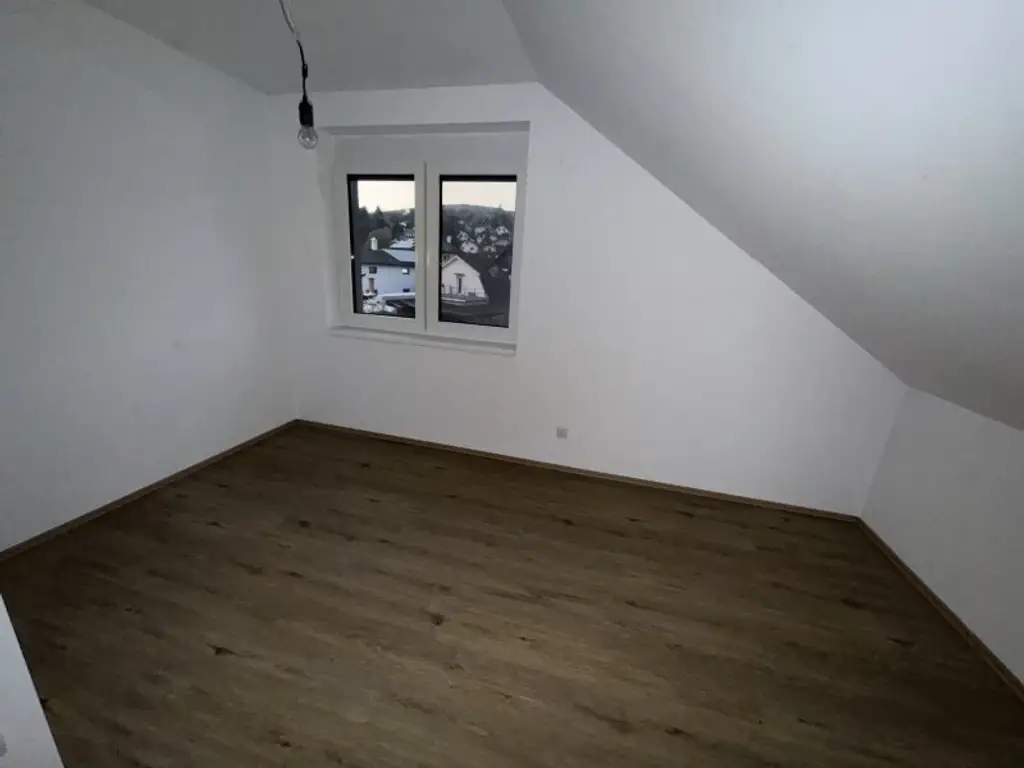 GROßZÜGIGE 4-ZIMMER DACHGESCHOSSWOHNUNG MIT BALKON! AB SOFORT VERFÜGBAR!