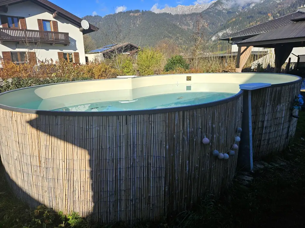 Großzügiges Zweifamilienhaus mit Garten und Pool