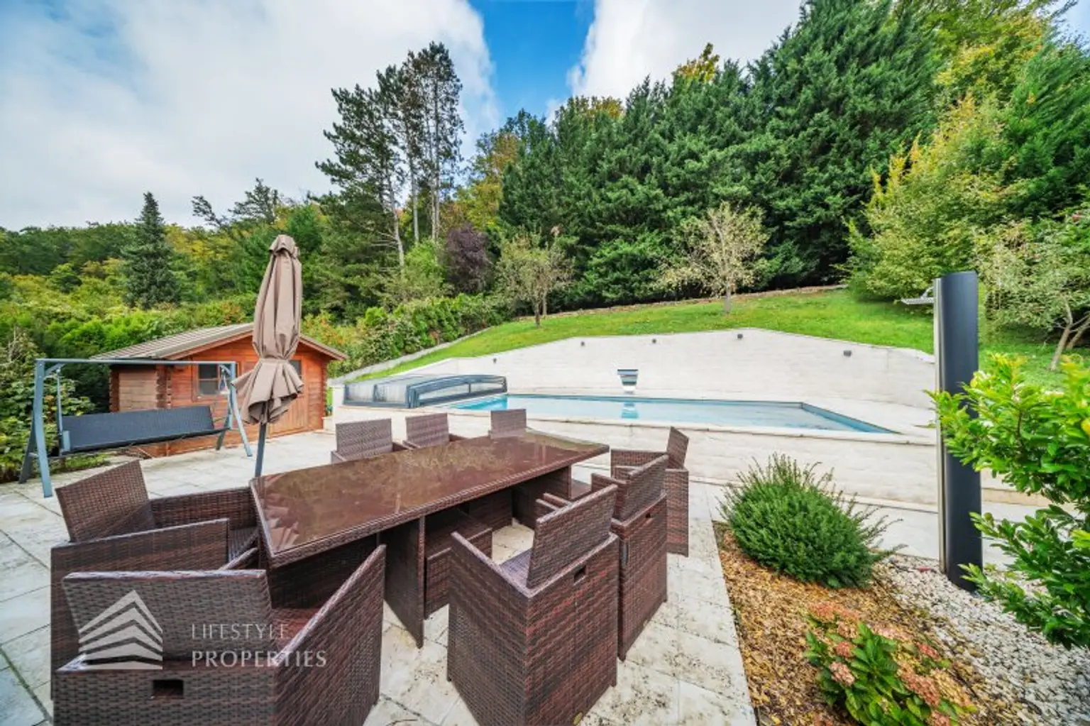 Luxuriöse Villa im Wienerwald – Beheizter Salzwasserpool, Gartenparadies & Premium-Parkmöglichkeiten
