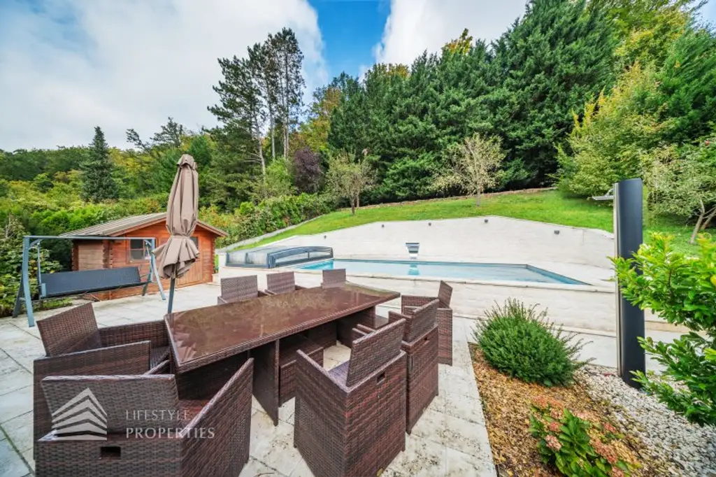 Luxuriöse Villa im Wienerwald – Beheizter Salzwasserpool, Gartenparadies & Premium-Parkmöglichkeiten