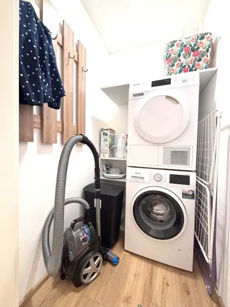 Schlitters: Kernsanierte Dachgeschosswohnung mit Südbalkon, Garten und traumhafter Aussicht
