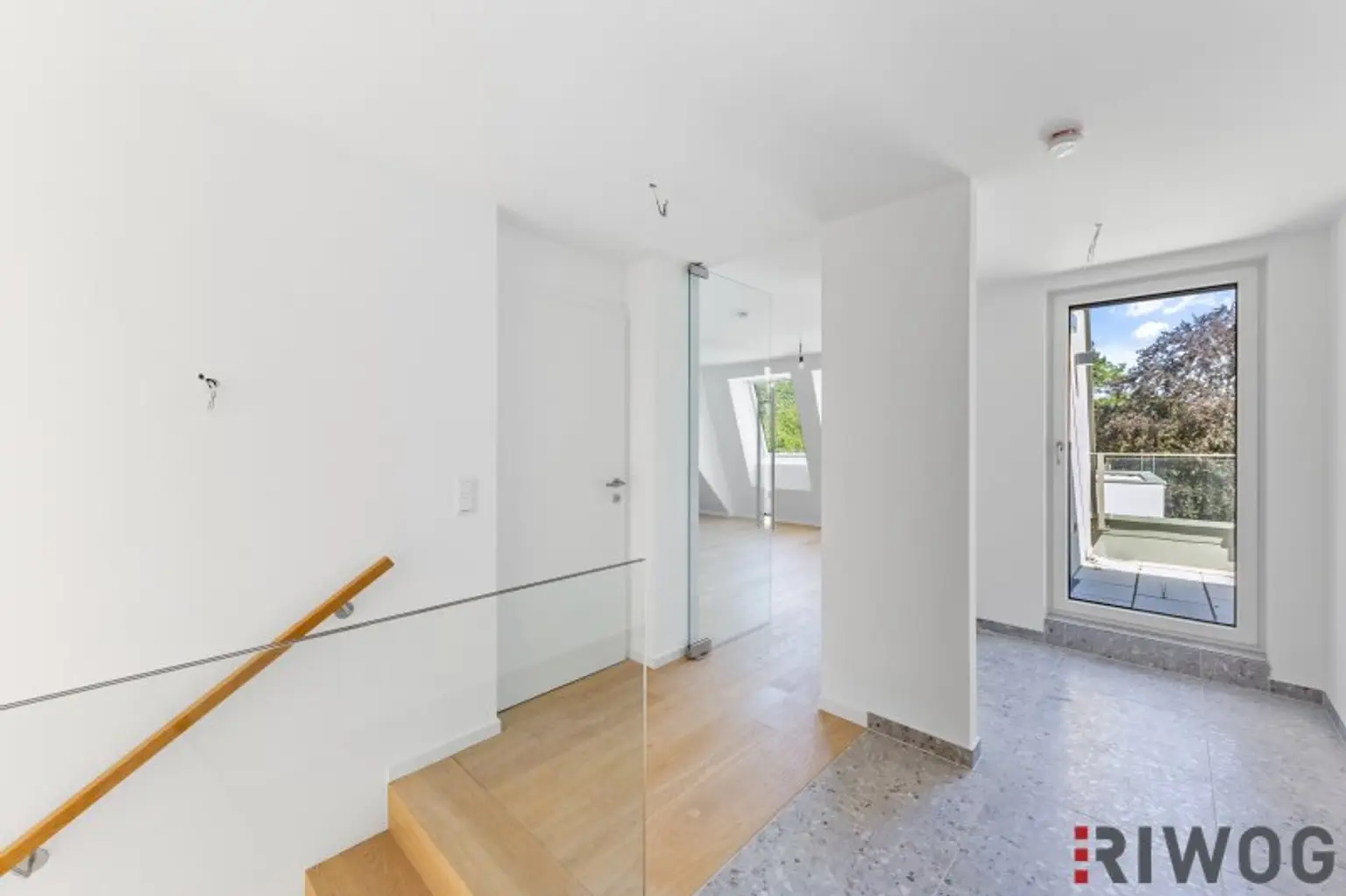 Imposante und sehr helle Dachgeschosswohnung mit 2 Terrassen und hochwertiger Ausstattung in ehemlaigen Fuhrwerkhaus