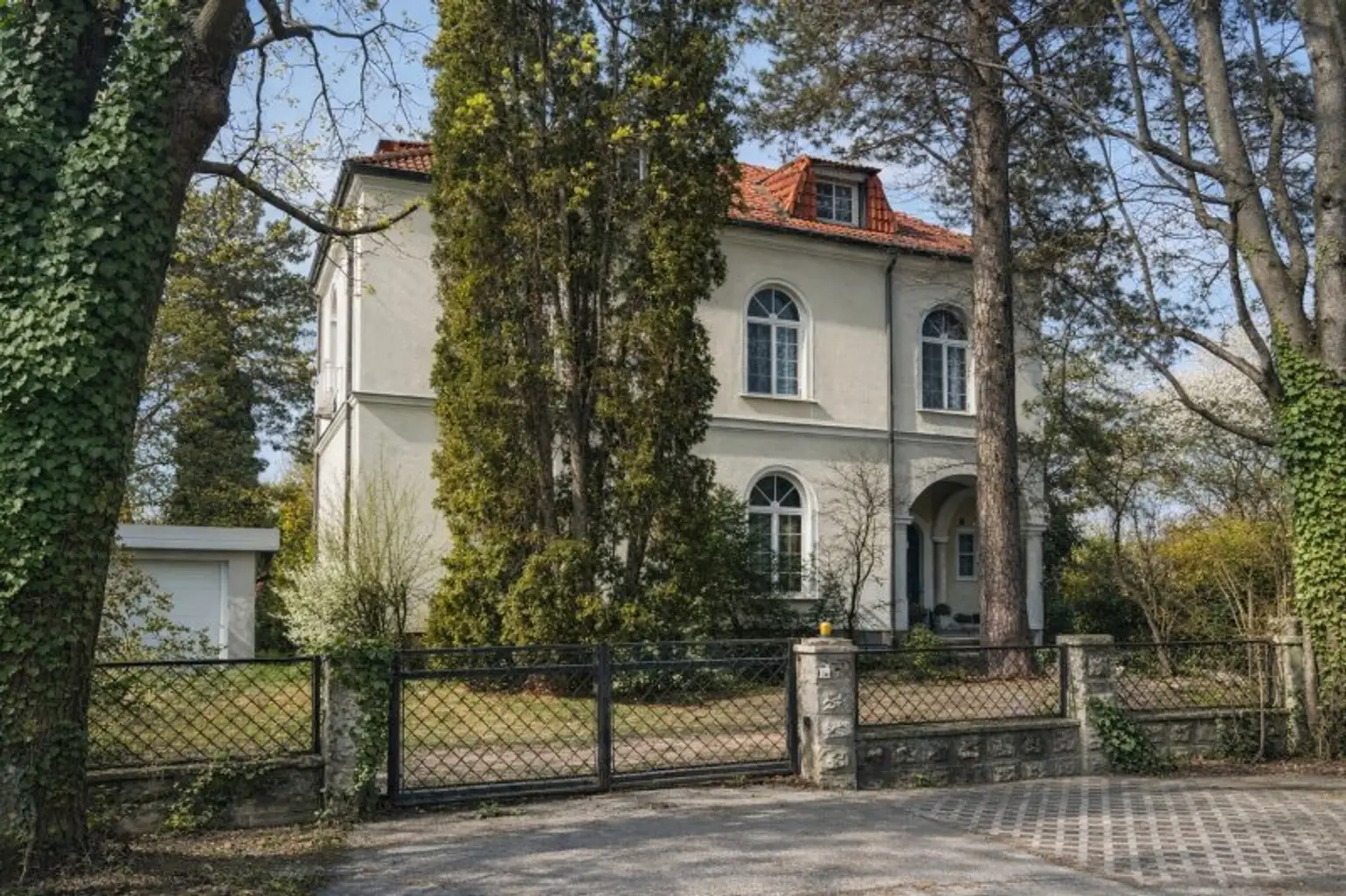 Villa Straßenansicht