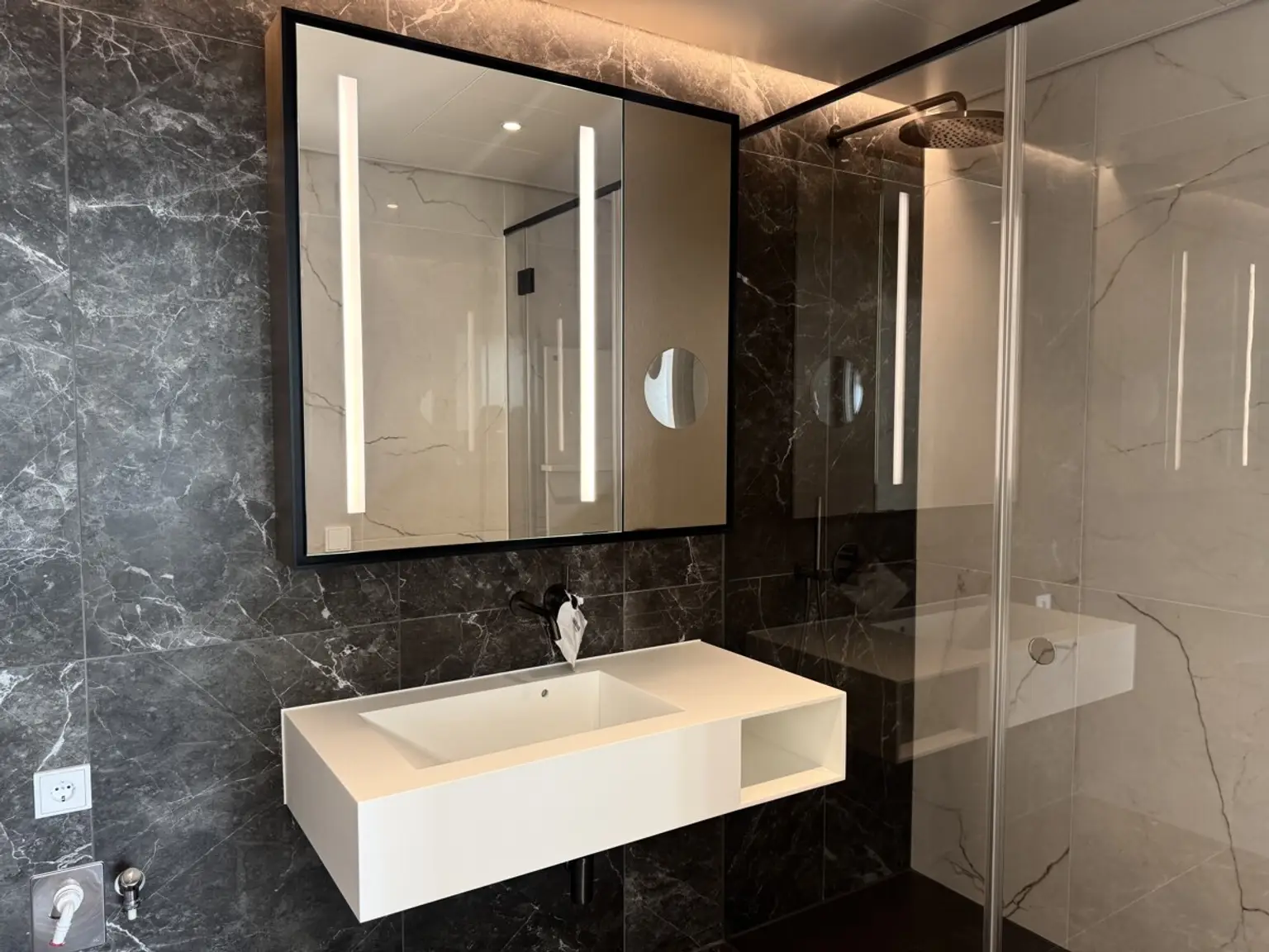44. Etage: 2 Zimmerwohnung - High in the Sky! - Doorman, Gym, Pool UND den schönsten Ausblick auf Kahlenberg