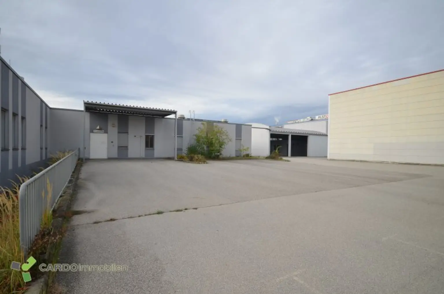 Halle und Lager 425m², 340m², 414m² für Veranstaltungen oder Lager, 2 Gewerbeobjekte nebeneinander mit große Parkplatz, entweder zusammen oder einzeln zu vermieten