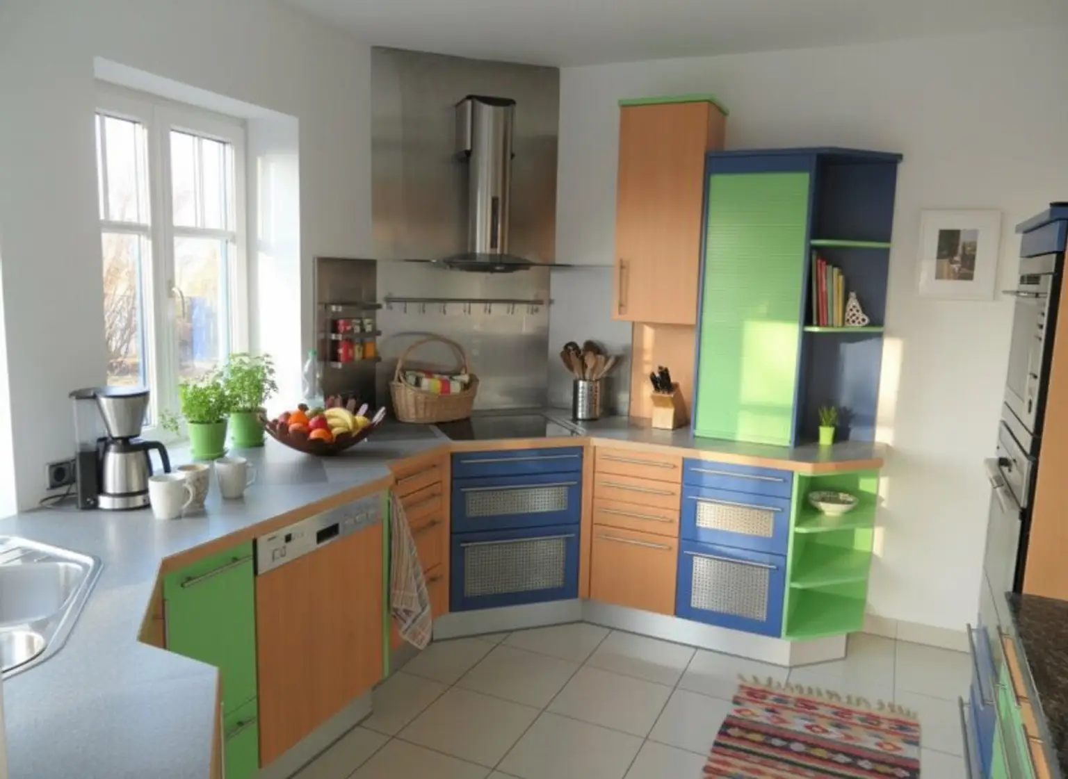 >> MIETHAUS mit 6 ZIMMER, DOPPELGARAGE, KELLER und EIGENGARTEN, am ORTSRAND!