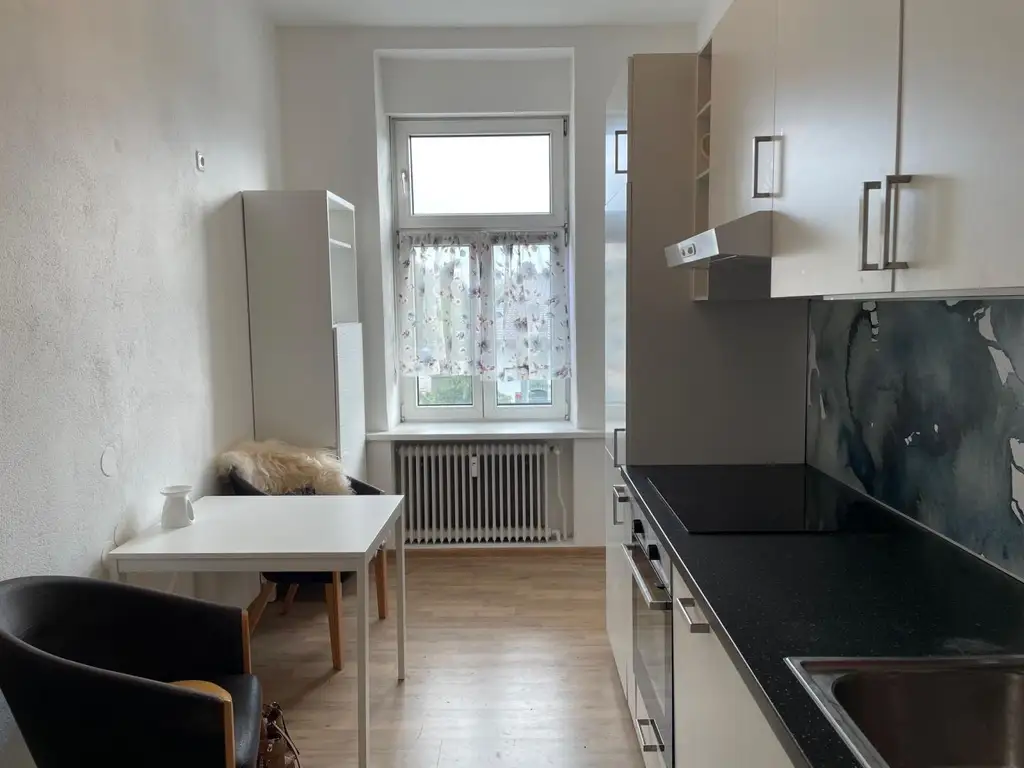 Wohnung mit Balkon und Abstellplatz, an der Hauptstrasse, 2 Zimmer + Küche