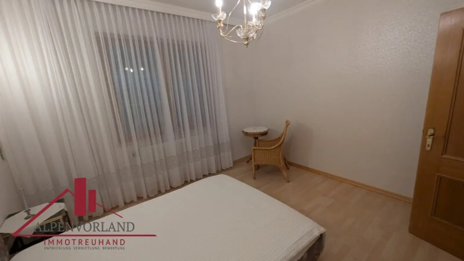 Traumhaftes Einfamilienhaus mit Fernblick in Hainburg an der Donau: ca. 180m² Wohnfläche mit Garten, 2 Terrassen, Pool und Garage!!!