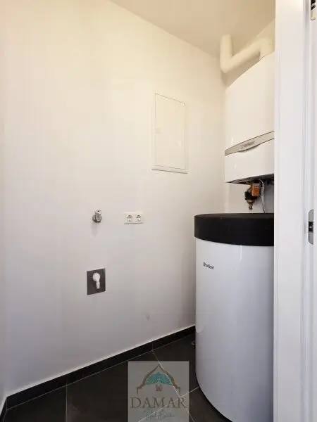 Abstellraum mit Therme und WM-Anschluss