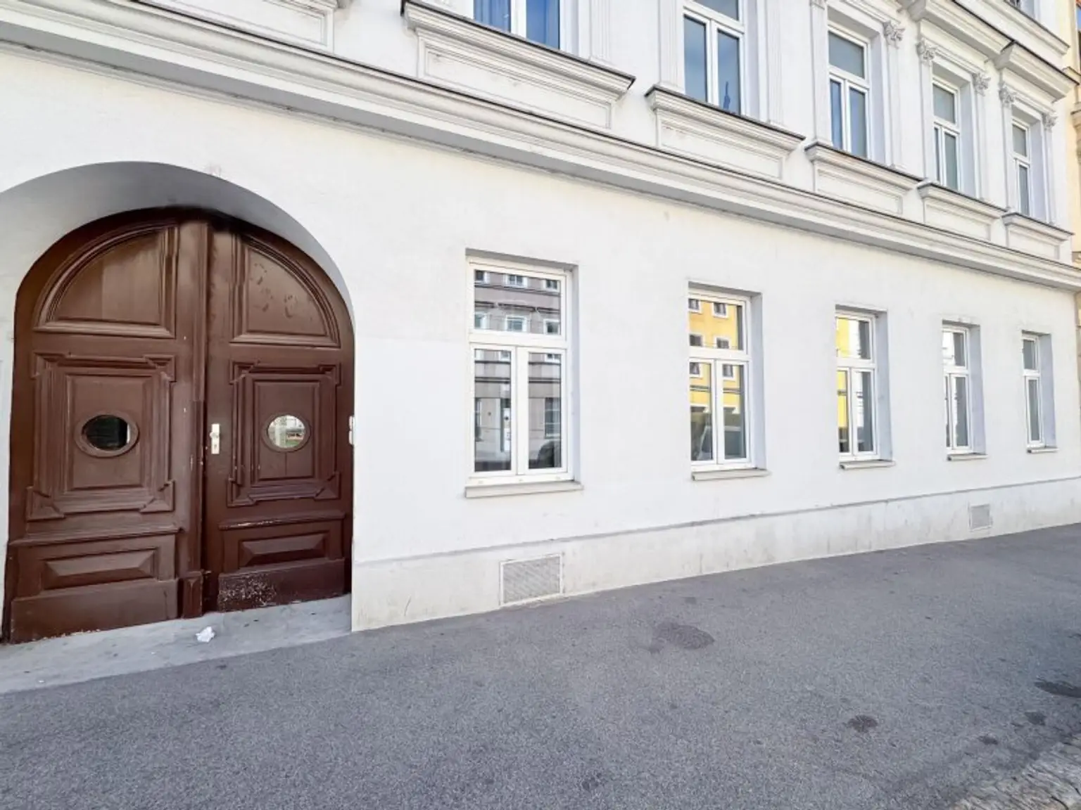 Büro / Ordination im Erdgeschoss mit Terrasse! 95,70 m2 Vier separate Räume mit 47 m2 Kellerfläche! Nähe Thaliastraße!