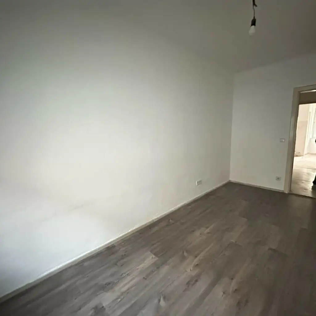 Sanierungsbedürftige 4 Zimmer Wohnung mit Potential