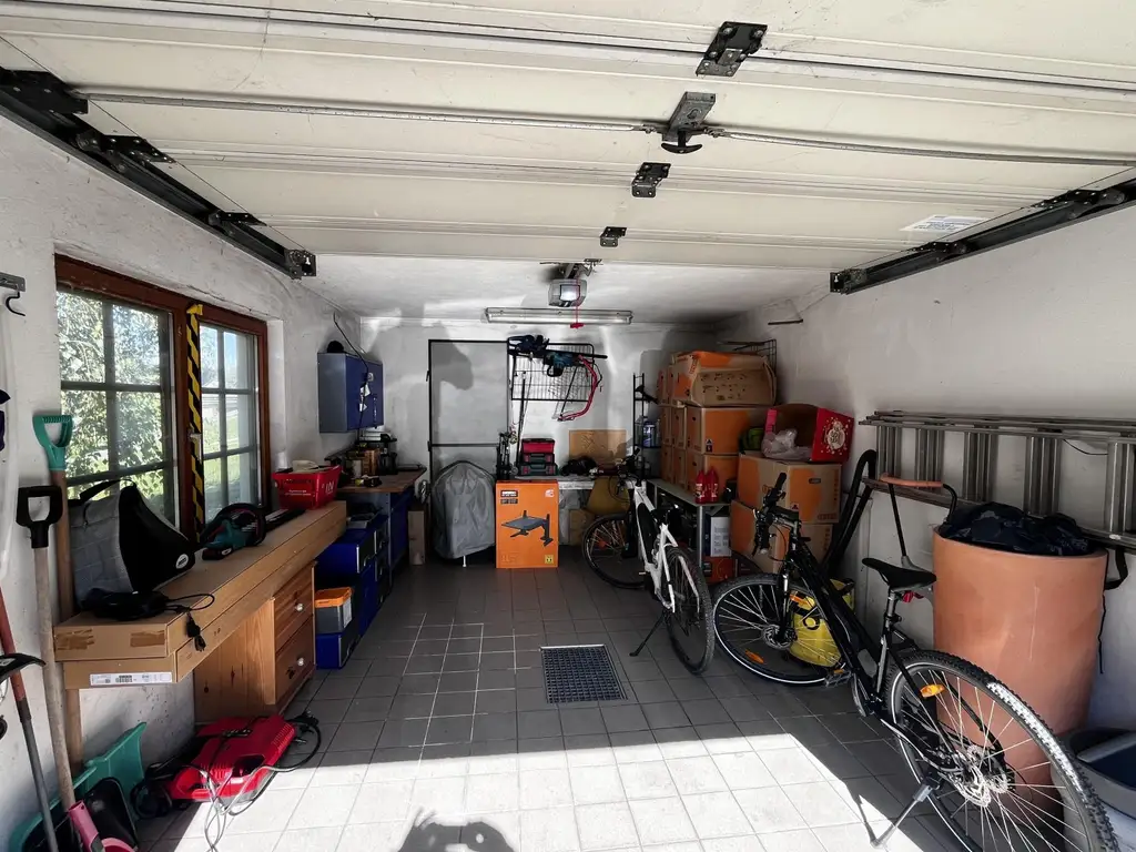 "Solides Haus mit Garten und Pool"