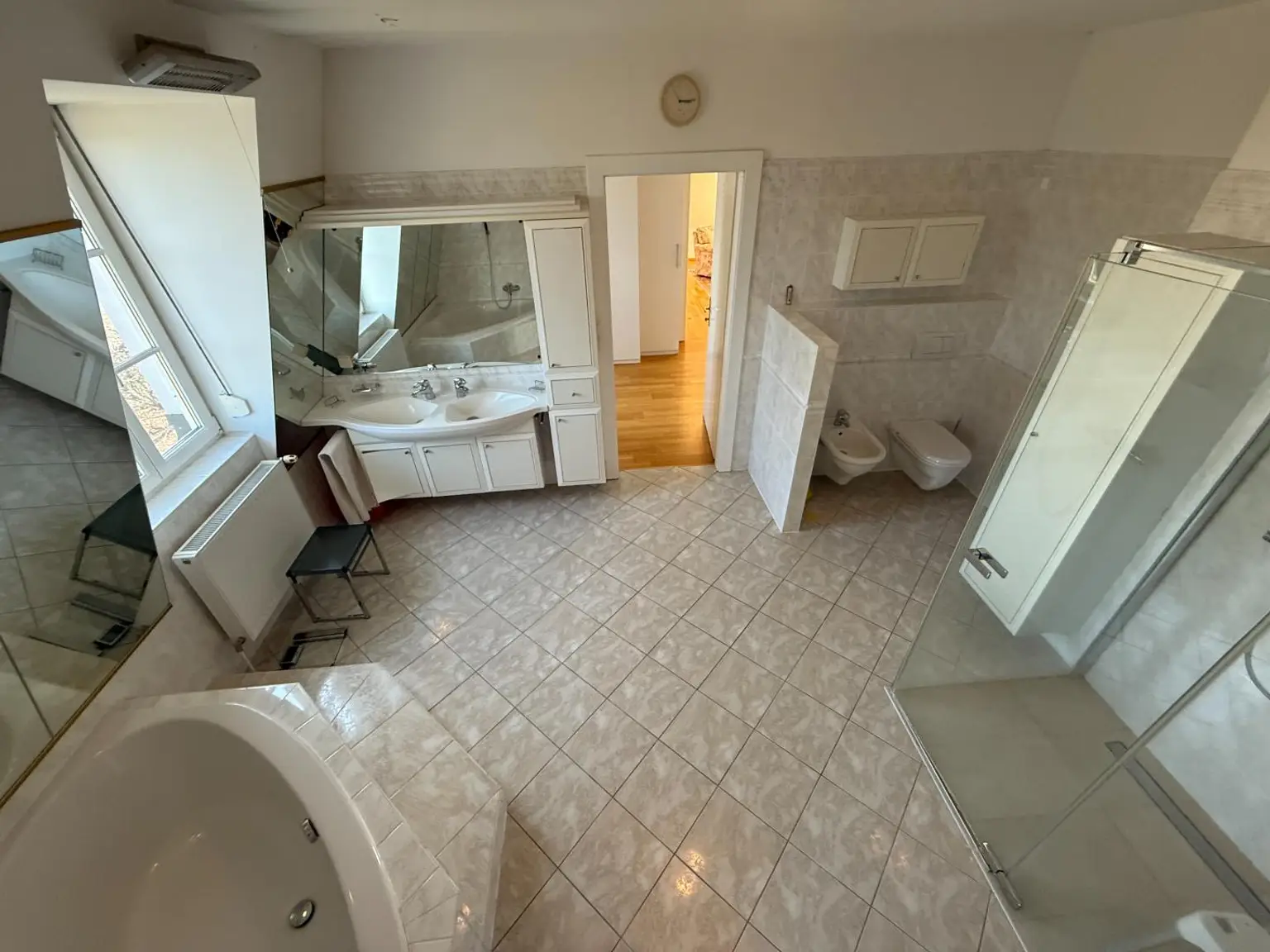 OG großes Master Bad mit Dusch, Wanne, WC