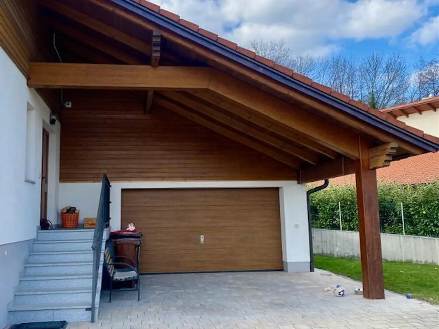 Eingang, Doppelgarage und Carport