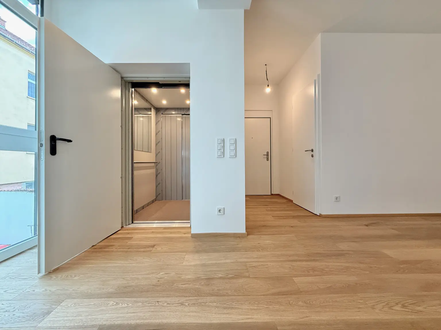 Erstbezug nach Kernsanierung I Luftwärmepumpe + Fußbodenheizung I ruhige Innenhoflage I eigener Liftzugang