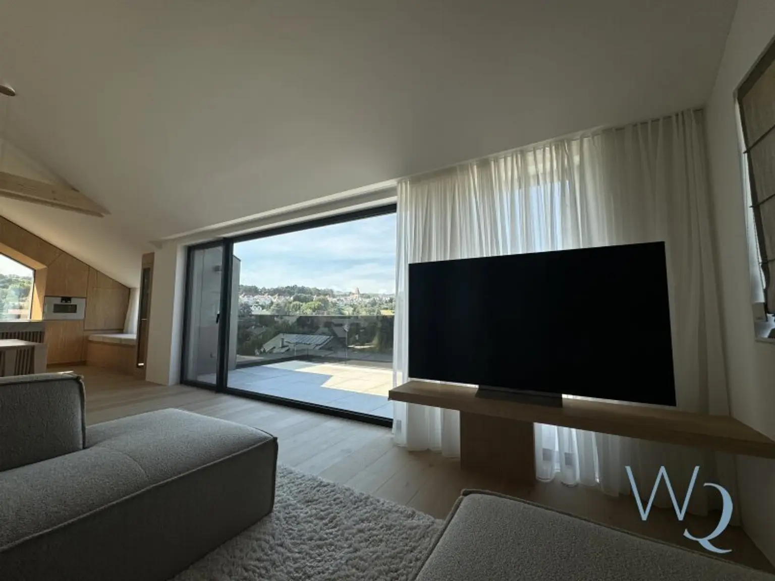 Traumhaus mit Pool und herrlicher Aussicht ab sofort verfügbar!