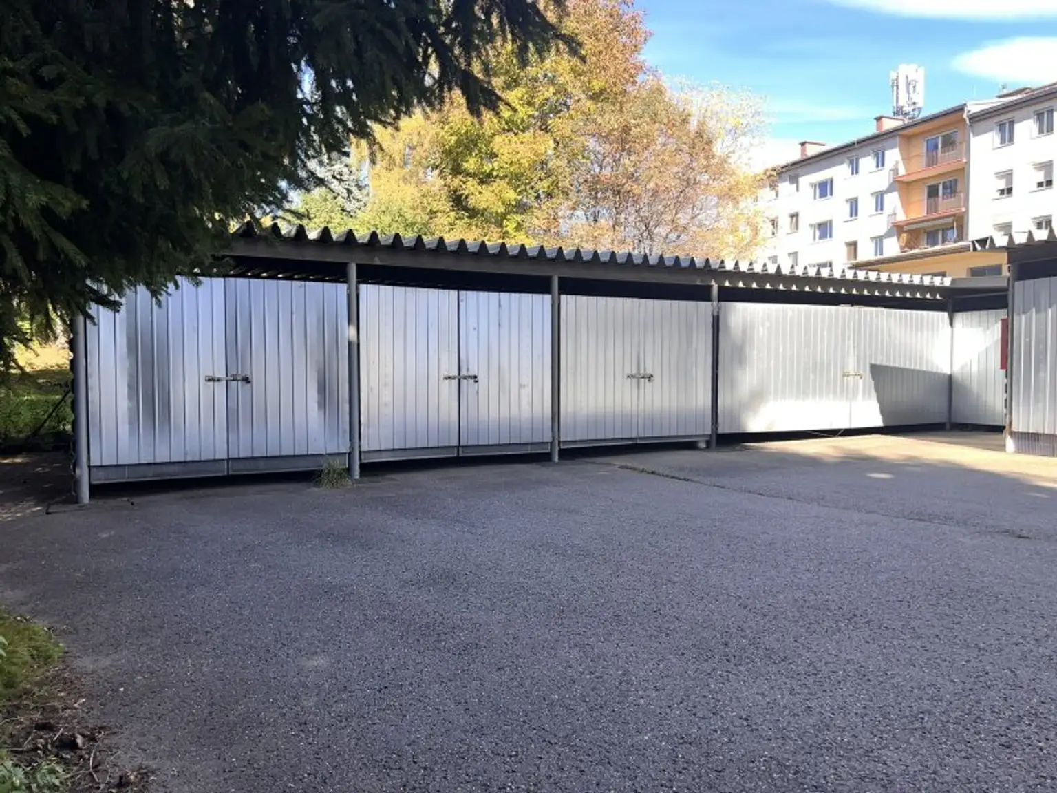 Geschäftshaus mit Wohnung + privatem Wohnhaus mit Pool und wunderschönem Garten – vielseitig nutzbar und top gelegen