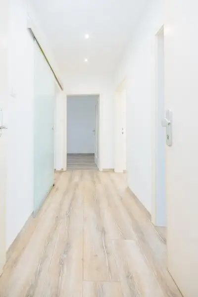 HIGHLIGHT I 4. STOCK MIT LIFT I RENOVIERT I MODERNE DUSCHE I TOP-AUSGESTATTETE KÜCHE I ZENTRAL & NÄHE BAHNHOF I HAUSTIERE WILLKOMMEN I STILVOLLES WOHNEN I DURCHDACHTER GRUNDRISS I PROJEKT WOHNEN