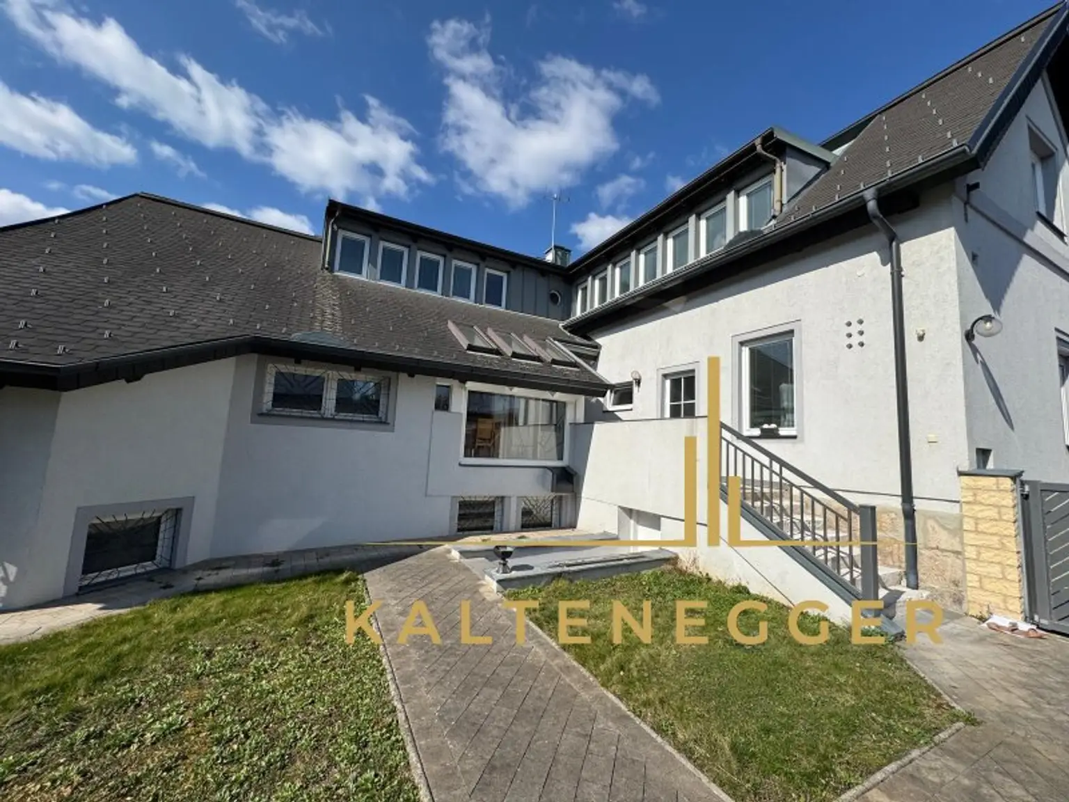 Sonnenbeschienenes Grundstück mit Blick auf die Hohe Wand - ein ländliches Mehrfamilienhaus und ein Einfamilienhaus