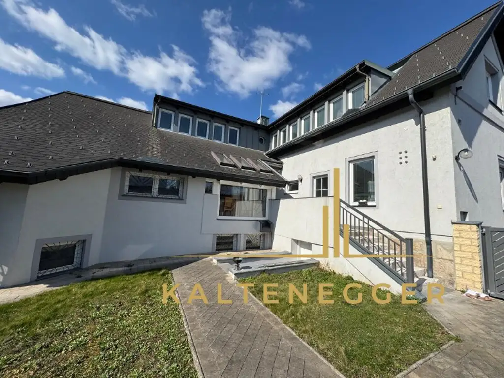 Sonnenbeschienenes Grundstück mit Blick auf die Hohe Wand - ein ländliches Mehrfamilienhaus und ein Einfamilienhaus