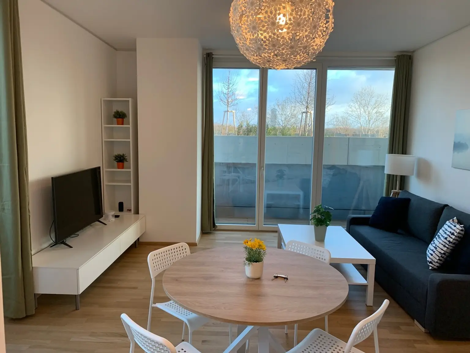 Möblierte Balkonwohnung mit 2 Zimmern  - in den TrIIIple Towers