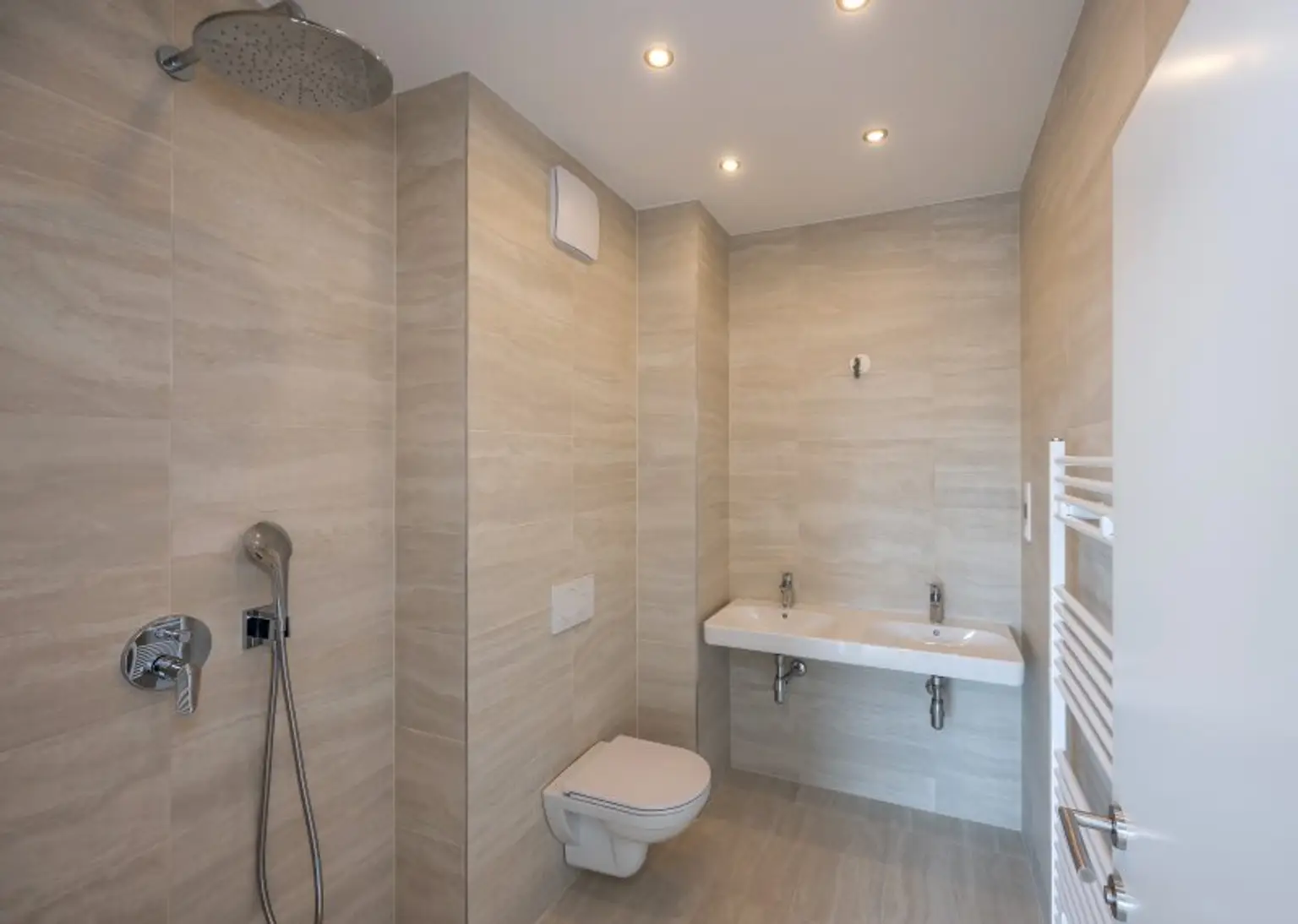 ++FonteFlats++ Fantastic 3-room attic FIRST OCCUPANCY with great roof terrace - near Hauptbahnhof/Central Station